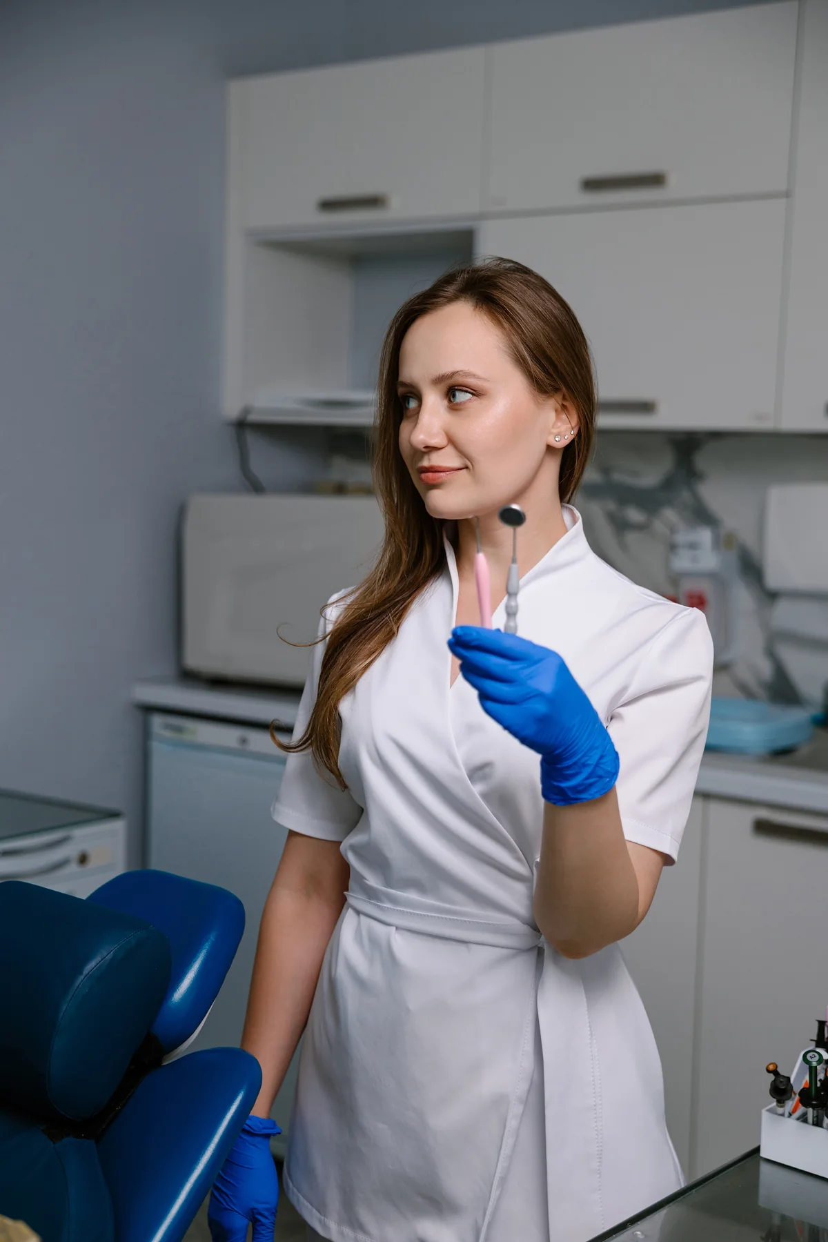 Сотрудник клиники Домини Смайл в кабинете
